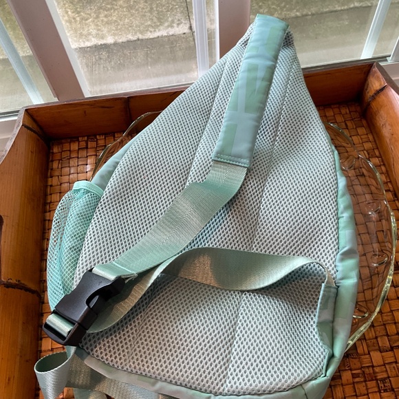 Robin Ruth Teal Women’s Hawaii Aloha Sling Backpack Bag PRICE DROP - Picture 4 of 8